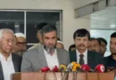 বৃহস্পতিবার (১৭ সেপ্টেম্বর) আগারগাঁওয়ের নির্বাচন ভবনে আন্তঃমন্ত্রণালয় বৈঠক শেষে সাংবাদিকদের এসব তথ্য জানান তিনি। সানাউল্লাহ বলেন, জাতীয় নির্বাচনে ব্যবহৃত প্রযুক্তির পাশাপাশি আরও উন্নত প্রযুক্তি প্রয়োগ করে একটি সুন্দর নির্বাচন সম্পন্ন করা হবে। উপনির্বাচনে সেনাবাহিনীসহ সংশ্লিষ্ট সব আইনশৃঙ্খলা বাহিনী সক্রিয় ভূমিকা পালন করবে। স্থানীয় সরকার নির্বাচন, বিশেষ করে ইউনিয়ন পরিষদ নির্বাচনের বিষয়ে বিভিন্ন অংশীদারের সঙ্গে অনুষ্ঠিত সভায় একটি সর্বসম্মত সিদ্ধান্ত হয়েছে বলে জানান তিনি। ইসি বলেন, অংশগ্রহণকারী সবাই একমত হয়েছেন- আগামী বছরের জুনের আগেই ইউনিয়ন পরিষদ নির্বাচন সম্পন্ন করতে হবে। তিনি বলেন, নির্বাচন আয়োজনের ক্ষেত্রে বেশ কিছু বাস্তবসম্মত চ্যালেঞ্জ উঠে এসেছে। এবারের বন্যায় প্রাথমিক ও মাধ্যমিক শিক্ষা খাতে যে ব্যাঘাত ঘটেছে, তার প্রভাব এখনো রয়ে গেছে। শিক্ষাপ্রতিষ্ঠানগুলো এখনো সেই ক্ষতি কাটিয়ে ওঠার চেষ্টা করছে। ফলে শিক্ষা সংশ্লিষ্ট পক্ষগুলো কমিশনকে অনুরোধ জানিয়েছে যেন কোনোভাবেই পরীক্ষা কার্যক্রম ব্যাহত না হয়। কমিশনার বলেন, প্রশিক্ষণের সমন্বয় ও নির্বাচনি দায়িত্বের জন্য একজন শিক্ষককে অন্তত এক সপ্তাহের জন্য প্রয়োজন হয়। এর পাশাপাশি শিক্ষকদের খাতা মূল্যায়ন ও পরীক্ষার প্রাক-প্রস্তুতির বিষয়গুলো যাতে বাধাগ্রস্ত না হয়, সেদিকেও নজর রাখা হচ্ছে। কমিশন এসব উদ্বেগকে অত্যন্ত যৌক্তিক বলে বিবেচনা করছে এবং তা যথাযথভাবে সমাধানের আশ্বাস দিয়েছে। নির্বাচনের সময়সূচি ঘোষণার বিষয়ে নির্বাচন কমিশনার সানাউল্লাহ জানান, কমিশন বাজেট পরিকল্পনা থেকে শুরু করে আরও কিছু পার্শ্ববর্তী সমন্বয় বা সাইডলাইন ওয়ার্ক দ্রুত সম্পন্ন করবে। স্টাফ লেভেল এবং সাচিবিক পর্যায়ের প্রয়োজনীয় সমন্বয় শেষ করে কমিশন বৈঠকে চূড়ান্ত তারিখ নির্ধারিত হলেই তা প্রকাশ করা হবে। ইউপি নির্বাচন ঠিক কবে থেকে শুরু হচ্ছে, তার সুনির্দিষ্ট তারিখ এখনই ঘোষণা না করলেও সমাপ্তির সময়সীমা হিসেবে আগামী ৬ জুনের আগের কথা পুনর্ব্যক্ত করা হয়েছে। কমিশন আপাতত ইউনিয়ন পরিষদ নির্বাচন নিয়েই অগ্রাধিকার ভিত্তিতে আলোচনা করছে, তবে আইন অনুযায়ী অন্যান্য নির্বাচনের সময় এলে সেগুলোও যথাসময়ে সম্পন্ন করা হবে। নির্বাচনের উপযুক্ত সময় খুঁজে পাওয়া প্রসঙ্গে কমিশনার বিস্তৃত সময়সূচির চিত্র তুলে ধরে তিনি আরও বলেন, পুরো নভেম্বর ও ডিসেম্বর জুড়েই বিভিন্ন স্তরের পরীক্ষা চলায় সময় পাওয়া অত্যন্ত দুষ্কর। জানুয়ারিতে কিছুটা ফাঁকা সময় মিললেও ৭ বা ৮ ফেব্রুয়ারি থেকে শুরু হচ্ছে পবিত্র রোজা। রোজার ছুটির পরপরই শুরু হবে এসএসসি পরীক্ষা। অন্যদিকে, এসএসসি পরীক্ষা শেষ হওয়া এবং ৬ জুনে এইচএসসি পরীক্ষা শুরু হওয়ার মধ্যবর্তী সময়ে আবার কিছুটা সুযোগ রয়েছে। এই ধরনের অত্যন্ত আঁটসাঁট বা টাইট শিডিউলের কারণে সব প্রক্রিয়া কীভাবে সমন্বয় করা যায়, তা নিয়ে কমিশন অভ্যন্তরীণ পর্যালোচনা চালিয়ে যাচ্ছে। বৃহস্পতিবার (১৭ সেপ্টেম্বর) আগারগাঁওয়ের নির্বাচন ভবনে আন্তঃমন্ত্রণালয় বৈঠক শেষে সাংবাদিকদের এসব তথ্য জানান তিনি। সানাউল্লাহ বলেন, জাতীয় নির্বাচনে ব্যবহৃত প্রযুক্তির পাশাপাশি আরও উন্নত প্রযুক্তি প্রয়োগ করে একটি সুন্দর নির্বাচন সম্পন্ন করা হবে। উপনির্বাচনে সেনাবাহিনীসহ সংশ্লিষ্ট সব আইনশৃঙ্খলা বাহিনী সক্রিয় ভূমিকা পালন করবে। স্থানীয় সরকার নির্বাচন, বিশেষ করে ইউনিয়ন পরিষদ নির্বাচনের বিষয়ে বিভিন্ন অংশীদারের সঙ্গে অনুষ্ঠিত সভায় একটি সর্বসম্মত সিদ্ধান্ত হয়েছে বলে জানান তিনি। ইসি বলেন, অংশগ্রহণকারী সবাই একমত হয়েছেন- আগামী বছরের জুনের আগেই ইউনিয়ন পরিষদ নির্বাচন সম্পন্ন করতে হবে। তিনি বলেন, নির্বাচন আয়োজনের ক্ষেত্রে বেশ কিছু বাস্তবসম্মত চ্যালেঞ্জ উঠে এসেছে। এবারের বন্যায় প্রাথমিক ও মাধ্যমিক শিক্ষা খাতে যে ব্যাঘাত ঘটেছে, তার প্রভাব এখনো রয়ে গেছে। শিক্ষাপ্রতিষ্ঠানগুলো এখনো সেই ক্ষতি কাটিয়ে ওঠার চেষ্টা করছে। ফলে শিক্ষা সংশ্লিষ্ট পক্ষগুলো কমিশনকে অনুরোধ জানিয়েছে যেন কোনোভাবেই পরীক্ষা কার্যক্রম ব্যাহত না হয়। কমিশনার বলেন, প্রশিক্ষণের সমন্বয় ও নির্বাচনি দায়িত্বের জন্য একজন শিক্ষককে অন্তত এক সপ্তাহের জন্য প্রয়োজন হয়। এর পাশাপাশি শিক্ষকদের খাতা মূল্যায়ন ও পরীক্ষার প্রাক-প্রস্তুতির বিষয়গুলো যাতে বাধাগ্রস্ত না হয়, সেদিকেও নজর রাখা হচ্ছে। কমিশন এসব উদ্বেগকে অত্যন্ত যৌক্তিক বলে বিবেচনা করছে এবং তা যথাযথভাবে সমাধানের আশ্বাস দিয়েছে। নির্বাচনের সময়সূচি ঘোষণার বিষয়ে নির্বাচন কমিশনার সানাউল্লাহ জানান, কমিশন বাজেট পরিকল্পনা থেকে শুরু করে আরও কিছু পার্শ্ববর্তী সমন্বয় বা সাইডলাইন ওয়ার্ক দ্রুত সম্পন্ন করবে। স্টাফ লেভেল এবং সাচিবিক পর্যায়ের প্রয়োজনীয় সমন্বয় শেষ করে কমিশন বৈঠকে চূড়ান্ত তারিখ নির্ধারিত হলেই তা প্রকাশ করা হবে। ইউপি নির্বাচন ঠিক কবে থেকে শুরু হচ্ছে, তার সুনির্দিষ্ট তারিখ এখনই ঘোষণা না করলেও সমাপ্তির সময়সীমা হিসেবে আগামী ৬ জুনের আগের কথা পুনর্ব্যক্ত করা হয়েছে। কমিশন আপাতত ইউনিয়ন পরিষদ নির্বাচন নিয়েই অগ্রাধিকার ভিত্তিতে আলোচনা করছে, তবে আইন অনুযায়ী অন্যান্য নির্বাচনের সময় এলে সেগুলোও যথাসময়ে সম্পন্ন করা হবে। নির্বাচনের উপযুক্ত সময় খুঁজে পাওয়া প্রসঙ্গে কমিশনার বিস্তৃত সময়সূচির চিত্র তুলে ধরে তিনি আরও বলেন, পুরো নভেম্বর ও ডিসেম্বর জুড়েই বিভিন্ন স্তরের পরীক্ষা চলায় সময় পাওয়া অত্যন্ত দুষ্কর। জানুয়ারিতে কিছুটা ফাঁকা সময় মিললেও ৭ বা ৮ ফেব্রুয়ারি থেকে শুরু হচ্ছে পবিত্র রোজা। রোজার ছুটির পরপরই শুরু হবে এসএসসি পরীক্ষা। অন্যদিকে, এসএসসি পরীক্ষা শেষ হওয়া এবং ৬ জুনে এইচএসসি পরীক্ষা শুরু হওয়ার মধ্যবর্তী সময়ে আবার কিছুটা সুযোগ রয়েছে। এই ধরনের অত্যন্ত আঁটসাঁট বা টাইট শিডিউলের কারণে সব প্রক্রিয়া কীভাবে সমন্বয় করা যায়, তা নিয়ে কমিশন অভ্যন্তরীণ পর্যালোচনা চালিয়ে যাচ্ছে।