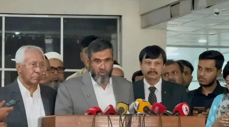 বৃহস্পতিবার (১৭ সেপ্টেম্বর) আগারগাঁওয়ের নির্বাচন ভবনে আন্তঃমন্ত্রণালয় বৈঠক শেষে সাংবাদিকদের এসব তথ্য জানান তিনি। সানাউল্লাহ বলেন, জাতীয় নির্বাচনে ব্যবহৃত প্রযুক্তির পাশাপাশি আরও উন্নত প্রযুক্তি প্রয়োগ করে একটি সুন্দর নির্বাচন সম্পন্ন করা হবে। উপনির্বাচনে সেনাবাহিনীসহ সংশ্লিষ্ট সব আইনশৃঙ্খলা বাহিনী সক্রিয় ভূমিকা পালন করবে। স্থানীয় সরকার নির্বাচন, বিশেষ করে ইউনিয়ন পরিষদ নির্বাচনের বিষয়ে বিভিন্ন অংশীদারের সঙ্গে অনুষ্ঠিত সভায় একটি সর্বসম্মত সিদ্ধান্ত হয়েছে বলে জানান তিনি। ইসি বলেন, অংশগ্রহণকারী সবাই একমত হয়েছেন- আগামী বছরের জুনের আগেই ইউনিয়ন পরিষদ নির্বাচন সম্পন্ন করতে হবে। তিনি বলেন, নির্বাচন আয়োজনের ক্ষেত্রে বেশ কিছু বাস্তবসম্মত চ্যালেঞ্জ উঠে এসেছে। এবারের বন্যায় প্রাথমিক ও মাধ্যমিক শিক্ষা খাতে যে ব্যাঘাত ঘটেছে, তার প্রভাব এখনো রয়ে গেছে। শিক্ষাপ্রতিষ্ঠানগুলো এখনো সেই ক্ষতি কাটিয়ে ওঠার চেষ্টা করছে। ফলে শিক্ষা সংশ্লিষ্ট পক্ষগুলো কমিশনকে অনুরোধ জানিয়েছে যেন কোনোভাবেই পরীক্ষা কার্যক্রম ব্যাহত না হয়। কমিশনার বলেন, প্রশিক্ষণের সমন্বয় ও নির্বাচনি দায়িত্বের জন্য একজন শিক্ষককে অন্তত এক সপ্তাহের জন্য প্রয়োজন হয়। এর পাশাপাশি শিক্ষকদের খাতা মূল্যায়ন ও পরীক্ষার প্রাক-প্রস্তুতির বিষয়গুলো যাতে বাধাগ্রস্ত না হয়, সেদিকেও নজর রাখা হচ্ছে। কমিশন এসব উদ্বেগকে অত্যন্ত যৌক্তিক বলে বিবেচনা করছে এবং তা যথাযথভাবে সমাধানের আশ্বাস দিয়েছে। নির্বাচনের সময়সূচি ঘোষণার বিষয়ে নির্বাচন কমিশনার সানাউল্লাহ জানান, কমিশন বাজেট পরিকল্পনা থেকে শুরু করে আরও কিছু পার্শ্ববর্তী সমন্বয় বা সাইডলাইন ওয়ার্ক দ্রুত সম্পন্ন করবে। স্টাফ লেভেল এবং সাচিবিক পর্যায়ের প্রয়োজনীয় সমন্বয় শেষ করে কমিশন বৈঠকে চূড়ান্ত তারিখ নির্ধারিত হলেই তা প্রকাশ করা হবে। ইউপি নির্বাচন ঠিক কবে থেকে শুরু হচ্ছে, তার সুনির্দিষ্ট তারিখ এখনই ঘোষণা না করলেও সমাপ্তির সময়সীমা হিসেবে আগামী ৬ জুনের আগের কথা পুনর্ব্যক্ত করা হয়েছে। কমিশন আপাতত ইউনিয়ন পরিষদ নির্বাচন নিয়েই অগ্রাধিকার ভিত্তিতে আলোচনা করছে, তবে আইন অনুযায়ী অন্যান্য নির্বাচনের সময় এলে সেগুলোও যথাসময়ে সম্পন্ন করা হবে। নির্বাচনের উপযুক্ত সময় খুঁজে পাওয়া প্রসঙ্গে কমিশনার বিস্তৃত সময়সূচির চিত্র তুলে ধরে তিনি আরও বলেন, পুরো নভেম্বর ও ডিসেম্বর জুড়েই বিভিন্ন স্তরের পরীক্ষা চলায় সময় পাওয়া অত্যন্ত দুষ্কর। জানুয়ারিতে কিছুটা ফাঁকা সময় মিললেও ৭ বা ৮ ফেব্রুয়ারি থেকে শুরু হচ্ছে পবিত্র রোজা। রোজার ছুটির পরপরই শুরু হবে এসএসসি পরীক্ষা। অন্যদিকে, এসএসসি পরীক্ষা শেষ হওয়া এবং ৬ জুনে এইচএসসি পরীক্ষা শুরু হওয়ার মধ্যবর্তী সময়ে আবার কিছুটা সুযোগ রয়েছে। এই ধরনের অত্যন্ত আঁটসাঁট বা টাইট শিডিউলের কারণে সব প্রক্রিয়া কীভাবে সমন্বয় করা যায়, তা নিয়ে কমিশন অভ্যন্তরীণ পর্যালোচনা চালিয়ে যাচ্ছে। বৃহস্পতিবার (১৭ সেপ্টেম্বর) আগারগাঁওয়ের নির্বাচন ভবনে আন্তঃমন্ত্রণালয় বৈঠক শেষে সাংবাদিকদের এসব তথ্য জানান তিনি। সানাউল্লাহ বলেন, জাতীয় নির্বাচনে ব্যবহৃত প্রযুক্তির পাশাপাশি আরও উন্নত প্রযুক্তি প্রয়োগ করে একটি সুন্দর নির্বাচন সম্পন্ন করা হবে। উপনির্বাচনে সেনাবাহিনীসহ সংশ্লিষ্ট সব আইনশৃঙ্খলা বাহিনী সক্রিয় ভূমিকা পালন করবে। স্থানীয় সরকার নির্বাচন, বিশেষ করে ইউনিয়ন পরিষদ নির্বাচনের বিষয়ে বিভিন্ন অংশীদারের সঙ্গে অনুষ্ঠিত সভায় একটি সর্বসম্মত সিদ্ধান্ত হয়েছে বলে জানান তিনি। ইসি বলেন, অংশগ্রহণকারী সবাই একমত হয়েছেন- আগামী বছরের জুনের আগেই ইউনিয়ন পরিষদ নির্বাচন সম্পন্ন করতে হবে। তিনি বলেন, নির্বাচন আয়োজনের ক্ষেত্রে বেশ কিছু বাস্তবসম্মত চ্যালেঞ্জ উঠে এসেছে। এবারের বন্যায় প্রাথমিক ও মাধ্যমিক শিক্ষা খাতে যে ব্যাঘাত ঘটেছে, তার প্রভাব এখনো রয়ে গেছে। শিক্ষাপ্রতিষ্ঠানগুলো এখনো সেই ক্ষতি কাটিয়ে ওঠার চেষ্টা করছে। ফলে শিক্ষা সংশ্লিষ্ট পক্ষগুলো কমিশনকে অনুরোধ জানিয়েছে যেন কোনোভাবেই পরীক্ষা কার্যক্রম ব্যাহত না হয়। কমিশনার বলেন, প্রশিক্ষণের সমন্বয় ও নির্বাচনি দায়িত্বের জন্য একজন শিক্ষককে অন্তত এক সপ্তাহের জন্য প্রয়োজন হয়। এর পাশাপাশি শিক্ষকদের খাতা মূল্যায়ন ও পরীক্ষার প্রাক-প্রস্তুতির বিষয়গুলো যাতে বাধাগ্রস্ত না হয়, সেদিকেও নজর রাখা হচ্ছে। কমিশন এসব উদ্বেগকে অত্যন্ত যৌক্তিক বলে বিবেচনা করছে এবং তা যথাযথভাবে সমাধানের আশ্বাস দিয়েছে। নির্বাচনের সময়সূচি ঘোষণার বিষয়ে নির্বাচন কমিশনার সানাউল্লাহ জানান, কমিশন বাজেট পরিকল্পনা থেকে শুরু করে আরও কিছু পার্শ্ববর্তী সমন্বয় বা সাইডলাইন ওয়ার্ক দ্রুত সম্পন্ন করবে। স্টাফ লেভেল এবং সাচিবিক পর্যায়ের প্রয়োজনীয় সমন্বয় শেষ করে কমিশন বৈঠকে চূড়ান্ত তারিখ নির্ধারিত হলেই তা প্রকাশ করা হবে। ইউপি নির্বাচন ঠিক কবে থেকে শুরু হচ্ছে, তার সুনির্দিষ্ট তারিখ এখনই ঘোষণা না করলেও সমাপ্তির সময়সীমা হিসেবে আগামী ৬ জুনের আগের কথা পুনর্ব্যক্ত করা হয়েছে। কমিশন আপাতত ইউনিয়ন পরিষদ নির্বাচন নিয়েই অগ্রাধিকার ভিত্তিতে আলোচনা করছে, তবে আইন অনুযায়ী অন্যান্য নির্বাচনের সময় এলে সেগুলোও যথাসময়ে সম্পন্ন করা হবে। নির্বাচনের উপযুক্ত সময় খুঁজে পাওয়া প্রসঙ্গে কমিশনার বিস্তৃত সময়সূচির চিত্র তুলে ধরে তিনি আরও বলেন, পুরো নভেম্বর ও ডিসেম্বর জুড়েই বিভিন্ন স্তরের পরীক্ষা চলায় সময় পাওয়া অত্যন্ত দুষ্কর। জানুয়ারিতে কিছুটা ফাঁকা সময় মিললেও ৭ বা ৮ ফেব্রুয়ারি থেকে শুরু হচ্ছে পবিত্র রোজা। রোজার ছুটির পরপরই শুরু হবে এসএসসি পরীক্ষা। অন্যদিকে, এসএসসি পরীক্ষা শেষ হওয়া এবং ৬ জুনে এইচএসসি পরীক্ষা শুরু হওয়ার মধ্যবর্তী সময়ে আবার কিছুটা সুযোগ রয়েছে। এই ধরনের অত্যন্ত আঁটসাঁট বা টাইট শিডিউলের কারণে সব প্রক্রিয়া কীভাবে সমন্বয় করা যায়, তা নিয়ে কমিশন অভ্যন্তরীণ পর্যালোচনা চালিয়ে যাচ্ছে।